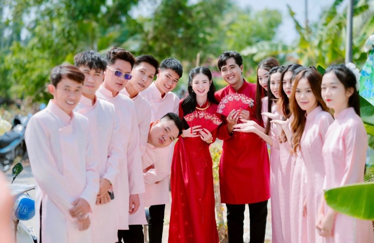 Chú rể Vĩnh Long khóc như mưa khi mẹ vợ trao con gái trên sân khấu cưới - 1