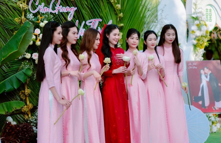 Cô dâu Cẩm Giang xinh đẹp trong ngày ăn hỏi&nbsp;