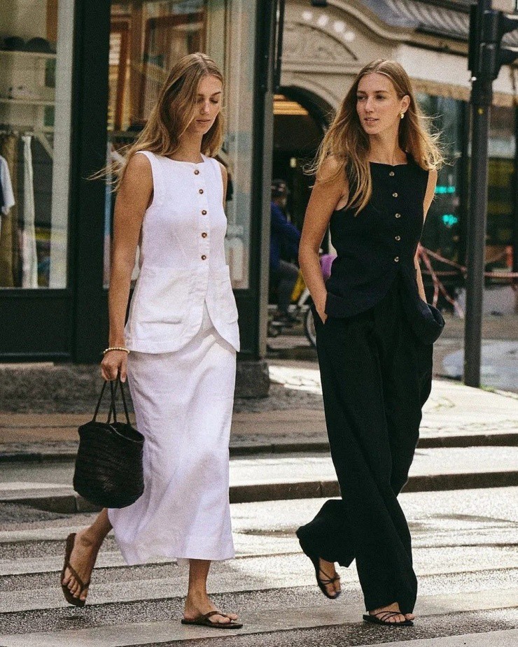 Chân váy đồng bộ gilet, kết hợp dép xỏ ngón cũng là trang phục phù hợp để tới những nơi làm việc cho phép ăn vận thoải mái.