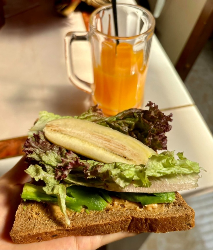 Tinh bột trong bữa sáng của Lê Lộc thường là các loại carb giàu chất xơ, giúp no lâu, thúc đẩy tiêu hóa như khoai lang, yến mạch, bánh mì nguyên cám... Việc duy trì thói quen ăn sáng này giúp cô "thấy năng lượng cả ngày".