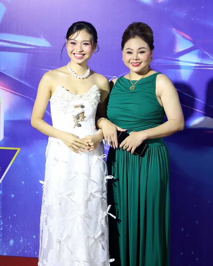Lê Lộc sinh năm 1995 là con thứ hai của hai nghệ sĩ Lê Giang - Duy Phương. Từ nhỏ, cô đã được ba đưa diễn hài kịch khắp nơi. Diễn viên từng học tại trường Sân khấu - điện ảnh nhưng nghỉ giữa chừng. Sau này, cô tiếp tục học diễn xuất và biểu diễn tại Sân khấu kịch Hồng Vân. Cô hẹn hò với diễn viên Tuấn Dũng sau khi nên duyên nhờ chương trình 'Người ấy là ai 2019'.