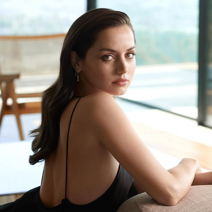 Ana de Armas sinh năm 1988 tại Havana, Cuba và khi 14 tuổi cô nàng đã theo học trường kịch nghệ quốc gia Havana và tốt nghiệp năm 18 tuổi.&nbsp;