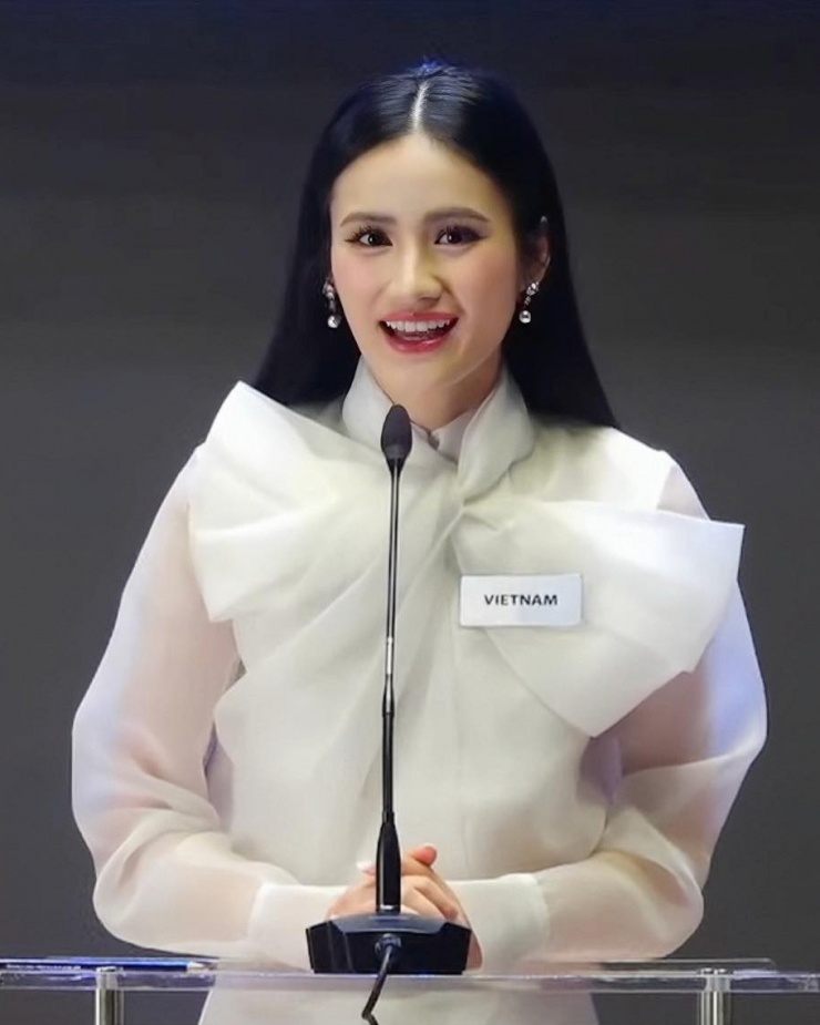 Trong phần thi Head to Head, Ý Nhi gây chú ý khi mặc mẫu sơ mi thắt nơ to bản của NTK Hà Thanh Việt. Trang phục với chất liệu organza bồng bềnh, giúp mỹ nhân gốc Bình Định tạo vẻ sang trọng.