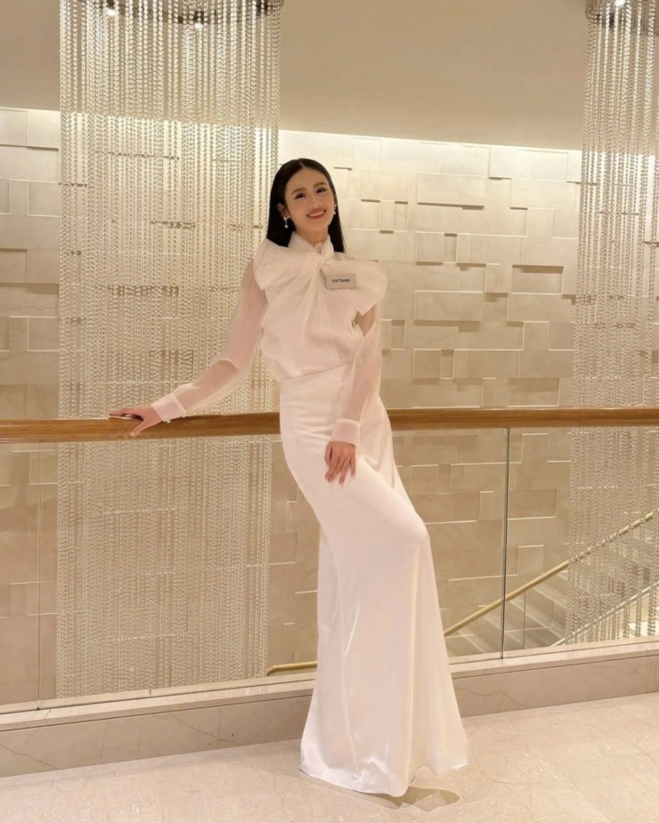 Phong cách quý tộc được Ý Nhi ưa chuộng khi tham dự Miss World lần thứ 72. Người đẹp tạo dấu ấn qua những bộ trang phục thanh lịch, nữ tính và cầu kỳ, phù hợp tiêu chí cuộc thi.