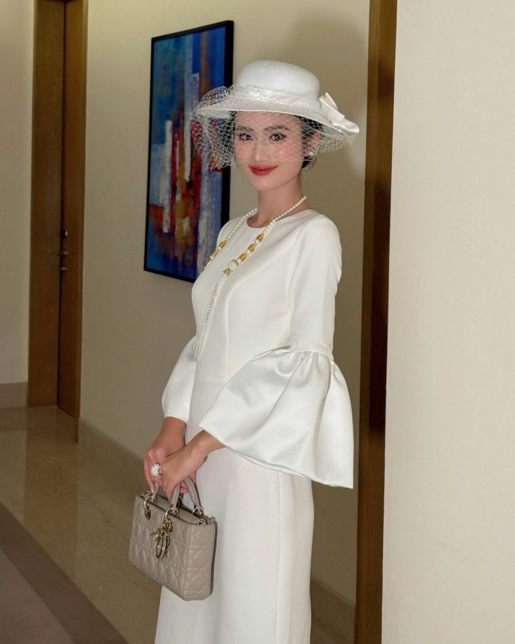   Ý Nhi 'lên đồ' phong cách quý tộc