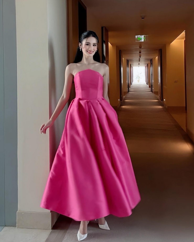 Tại ngày đầu tiên 'chào sân' Miss World, hoa hậu hóa công chúa cùng chiếc đầm cúp ngực màu hồng rực rỡ.