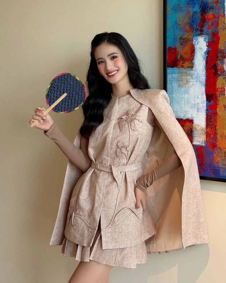 Trong những ngày đầu nhập cuộc, Ý Nhi từng khoe bộ trang phục gồm áo choàng cape cùng chân váy ngắn, mang hơi hướng quý tộc.