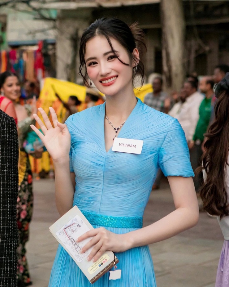 Trang phục với phần xẻ cổ chữ V gợi cảm chừng mực, ôm sát vòng eo, tạo điểm nhấn bằng những đường xếp nếp, phù hợp với làn da trắng của mỹ nhân 23 tuổi.