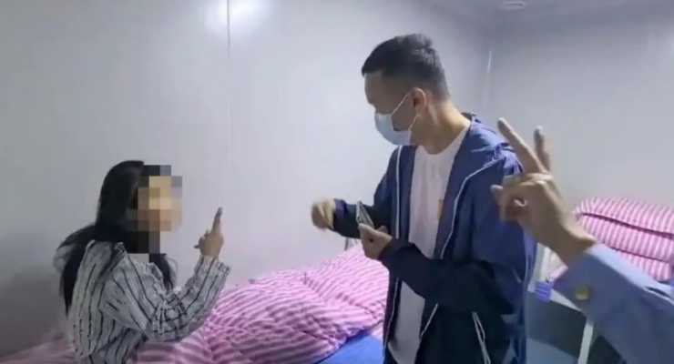 Người phụ nữ khiếm thính chia sẻ về chi phí cô nhận được khi mang thai hộ. Ảnh: SCMP