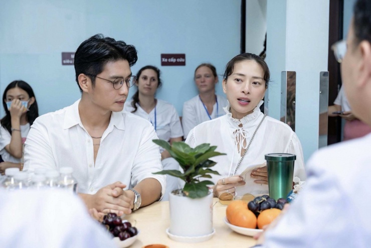 Ngô Thanh Vân được Huy Trần "tháp tùng" trong mọi hoạt động. Ảnh: FBNV.