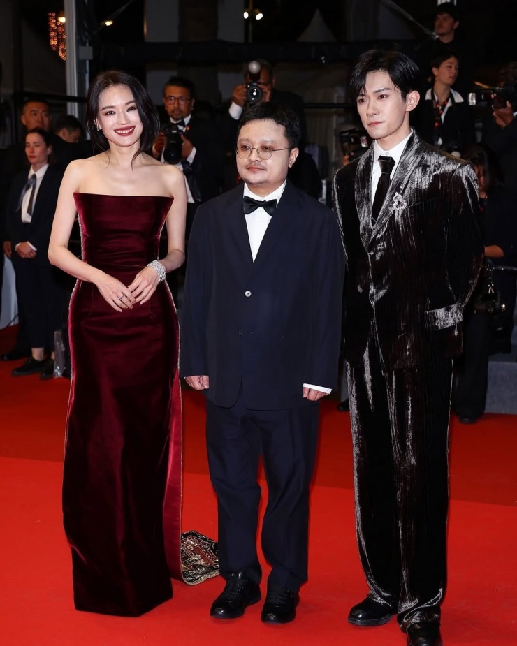 Ngày 22/5 (giờ địa phương), Thư Kỳ cùng đồng xuất hiện trên thảm đỏ Liên hoan phim Cannes lần thứ 78 để ra mắt tác phẩm mới, Resurrection (Résurrection). Phim do Tất Cống (ở giữa) làm đạo diễn, thuộc thể loại khoa học viễn tưởng. Phim là đại diện duy nhất của Trung Quốc cạnh tranh giải Cành cọ Vàng năm nay. Nhiều tờ báo uy tín như The Guardian, Variety ... dành đánh giá tích cực cho phim. Trong khi đó, Deadline mỉa mai đây là "liều thuốc hoàn hảo cho chứng mất ngủ". Ảnh: VogueTaiwan.