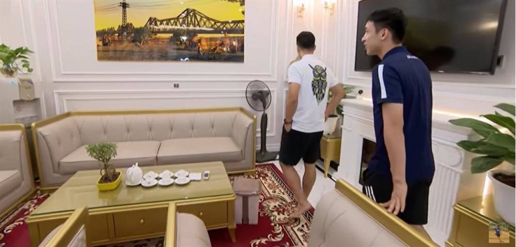 Đặc biệt, phần nội thất bên trong được chính bố của anh lên ý tưởng, mang lại không gian ấm cúng và gần gũi. Phòng khách Hùng Dũng cho thiết kế theo 2 tone màu vàng kem sang trọng.