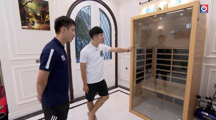 Theo đó, trong biệt thự còn có máy xông hơi hồng ngoại hỗ trợ anh chàng điều trị chấn thương.