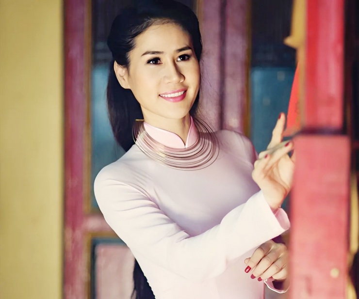 Nhan sắc đằm thắm, vóc dáng đẹp của Thân Thúy Hà giúp cô bước chân vào showbiz.