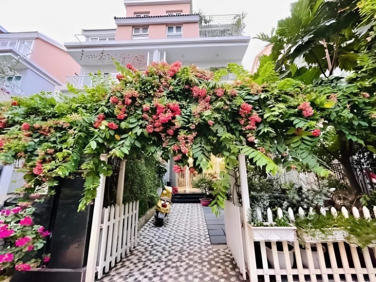 Biệt thự 4 tầng, tràn ngập sắc hoa của Thân Thúy Hà.