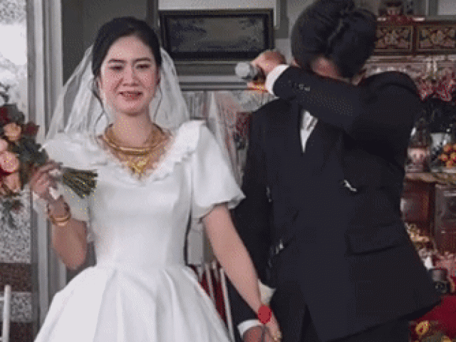 Chú rể Vĩnh Long khóc như mưa khi mẹ vợ trao con gái trên sân khấu cưới