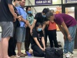 Người vợ quỳ gối tiễn biệt tạng của chồng