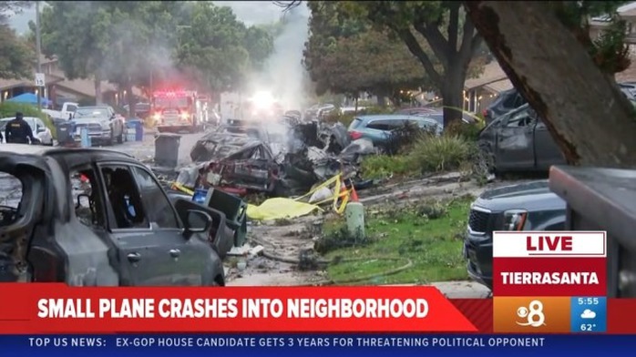 Nhiều nhà và ô tô bốc cháy sau khi một chiếc máy bay lao xuống khu dân cư ở San Diego – Mỹ ngày 22-5. Ảnh: CBS8