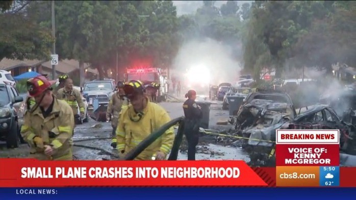 Lực lượng cứu hỏa đang làm việc tại hiện trường vụ việc một chiếc máy bay lao xuống khu dân cư ở San Diego – Mỹ ngày 22-5. Ảnh: CBS8