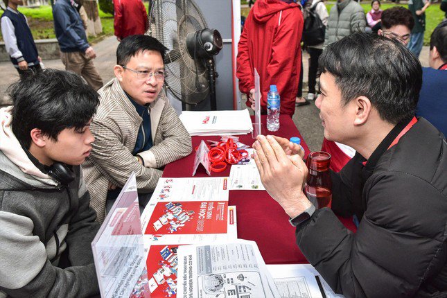 Học sinh, phụ huynh tìm hiểu thông tin tuyển sinh ĐH Bách khoa Hà Nội hồi tháng 3. Ảnh: Duy Thành