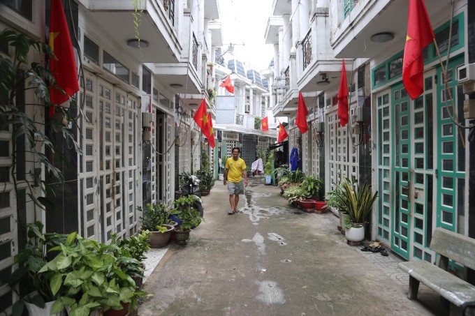 Dãy nhà liền kề khang trang hoàn công từ năm 2017 đến năm 2022 bị xác định vi phạm xây dựng. Ảnh: Đình Văn