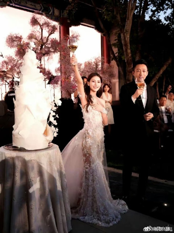 Uông Tiểu Phi và vợ trong ngày cưới. Ảnh: Weibo