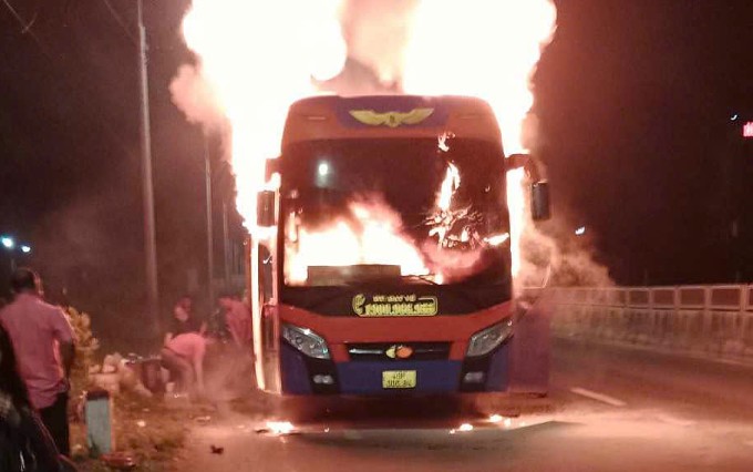 Xe khách giường nằm bốc cháy trên quốc lộ 1, đoạn qua huyện Vạn Ninh. Ảnh: Văn An