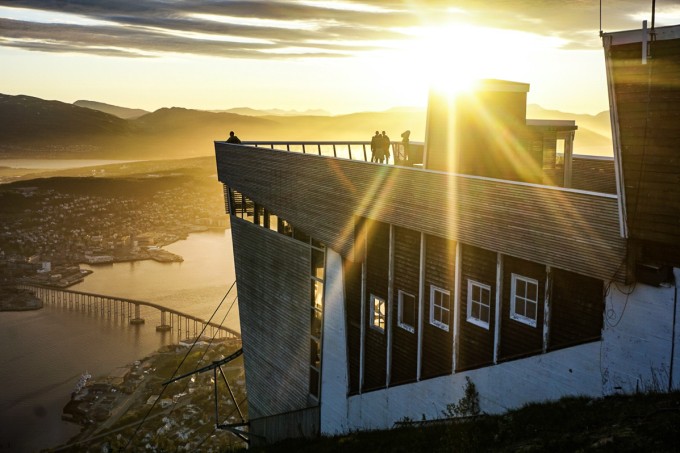 Mặt Trời vẫn chưa lặn vào lúc nửa đêm trong các tháng mùa hè ởTromsø, Na Uy. Ảnh: Nord norge