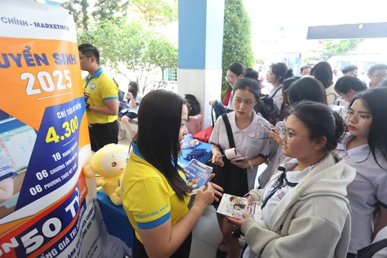 Thí sinh tại TP HCM tìm hiểu thông tin tuyển sinh năm 2025 Ảnh: QUANG LIÊM