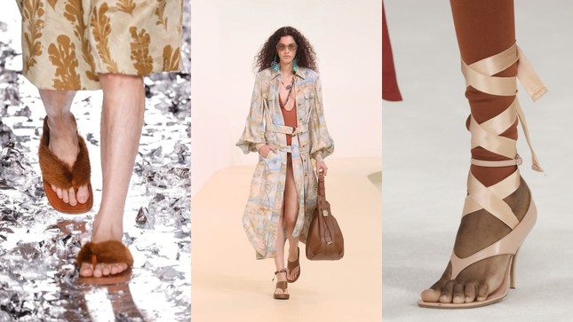 Đặc biệt, Miuccia Prada luôn biết cách gây chú ý, lần này nhà mốt có màn ra mắt đôi giày cao gót hở mũi gây tranh cãi, được tạo kiểu với một đôi tất tí hon, chỉ vừa một phần bàn chân, có đóng nhãn Miu Miu, cùng chi tiết quai ngang từ giày Mary Janes.