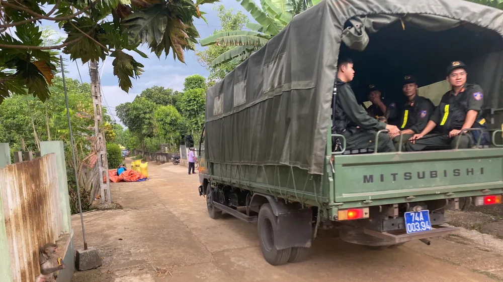 Công an truy bắt Võ Thế Hùng - hung thủ sát hại hàng xóm ở Quảng Trị rồi bỏ trốn vào ngày 21-5.