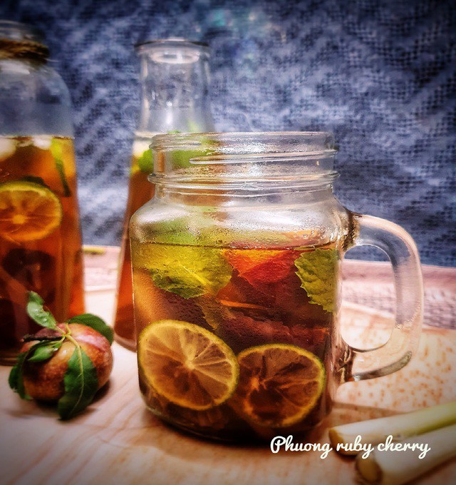 Đây là thức uống detox cực thơm ngon. Trà lipton được kết hợp cùng nước cốt sả, nước cốt mận và chanh tạo thành một loại trà mát lạnh, thanh lọc cơ thể và giúp tỉnh táo tức thì. Nguyên liệu đơn giản chỉ cần gói lipton, đường, sả, nước cốt mận, nước cốt chanh. Đầu tiên bạn hãy ủ trà với nước nóng trong 5 phút không đậy nắp, bỏ bã trà cho đường vào khuấy tan. Sả rửa sạch, cắt khúc, đập dập rồi cho vào nồi thêm khoảng 50ml nước đun sôi vài phút. Sau đó, bạn cho trà đã ủ bên trên cùng nước cốt sả, đá, cốt chanh, nước cốt mận, chanh thái lát vào rồi thưởng thức.