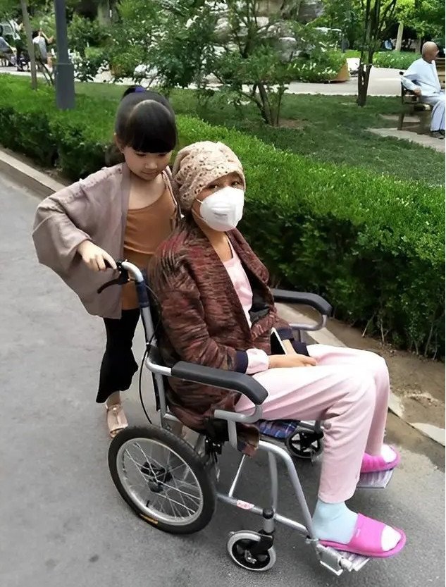 Huyền Huyền đã dùng chính cơ thể bé nhỏ của mình để cứu mẹ. Ảnh: Sohu