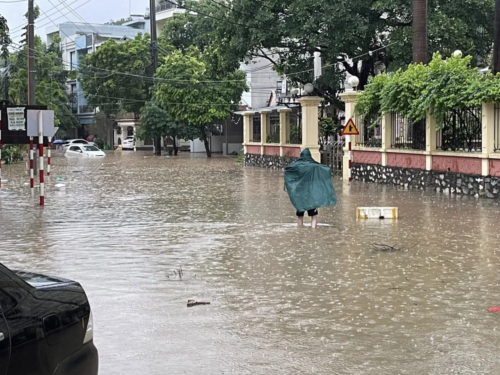 Tuyên Quang: Người dân đẩy ô tô bị ngập trong biển nước - 1