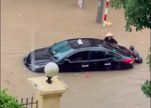 Xe ô tô bị ngập nước tại Tuyên Quang. Ảnh chụp màn hình