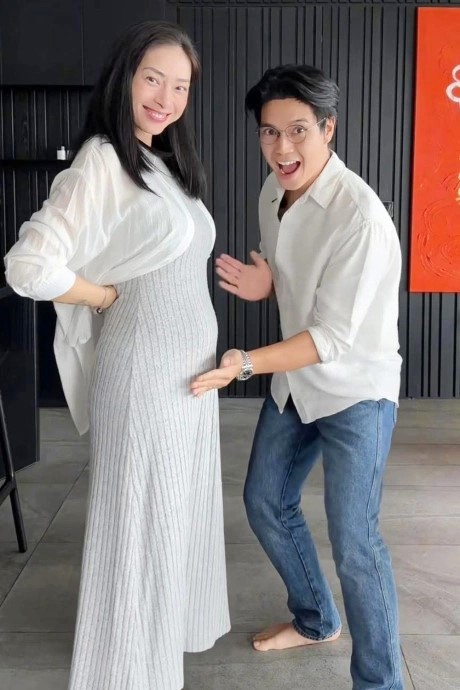 Vợ chồng Ngô Thanh Vân lựa chọn chia sẻ tin vui cho gia đình, bạn bè khi "đả nữ" ở tháng thứ 6 của thai kỳ. Ảnh: FBNV.