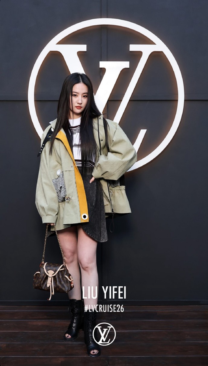 Lưu Diệc Phi tới Triển lãm Louis Vuitton 2026 tại Paris với mái tóc đen thẳng dài. Cô mặc bộ đồ từ BST Thu Đông 2025 của thương hiệu, kết hợp với phong cách trang điểm khói.