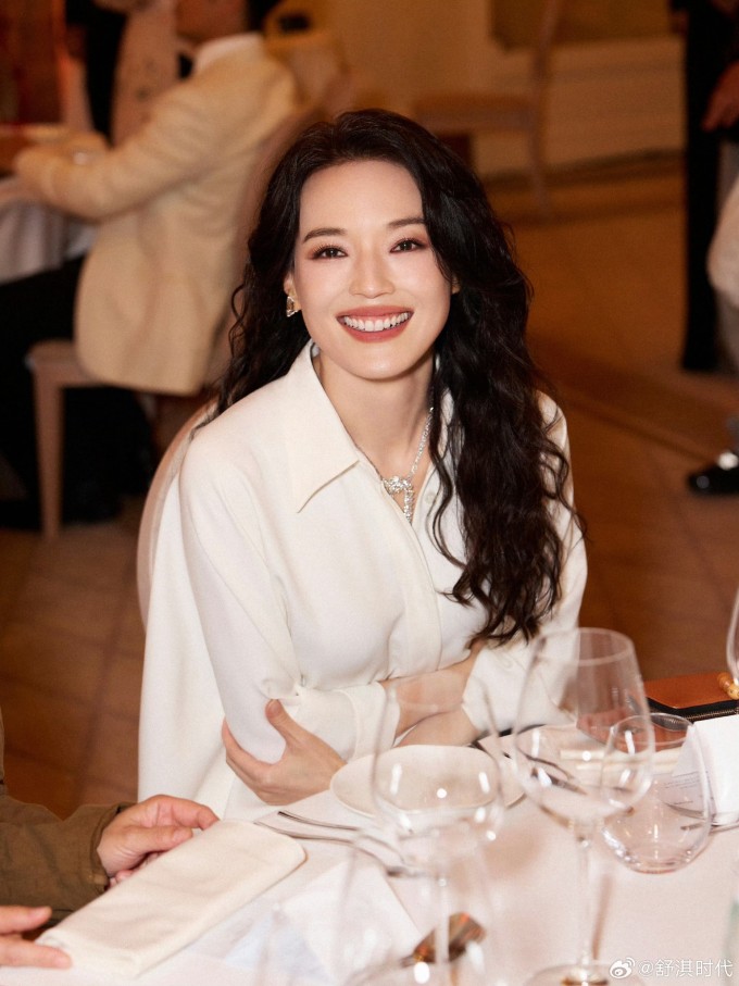 Thư Kỳ trong sự kiện Đêm phim Trung Quốc (China Film Night) tại Liên hoan phim Cannes, hôm 21/5. Ảnh: Weibo