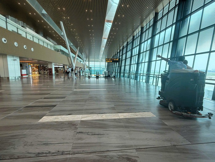 Do tiến độ thi công gấp, một số hạng mục như nền đá nhà ga T3 vẫn đang được hoàn thiện. Hình ảnh: Khu vực sàn sẽ được bơm keo silicon và phủ bóng lại trong 2 ngày tới