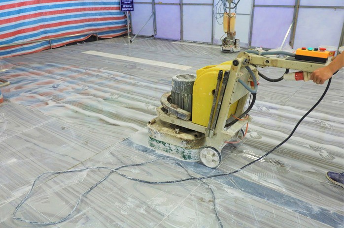Khu vực đang được mài hoàn thiện mặt nền