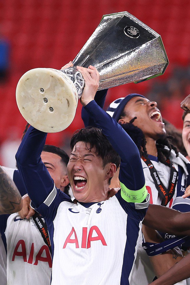 Đội trưởng Tottenham Hotspur giơ cao chiếc cúp vô địch UEFA Europa League tại sân San Mamés, Bilbao.