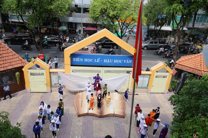 "Hôm nay, các bạn rời đi… như những cánh én bay khỏi mùa xuân đầu tiên – rời mái trường tiểu học để đến một hành trình mới..."