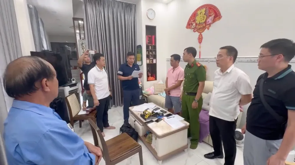 Cơ quan công an thi hành lệnh khám xét khẩn cấp chỗ ở của Tất Văn Hào. Ảnh CAPT