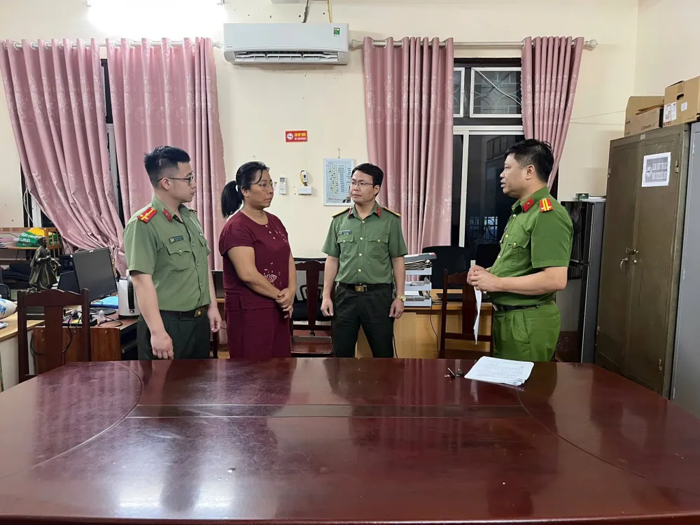 Cơ quan công an thi hành lệnh bắt giữ đối với Voòng Tú Thanh. Ảnh CAPT