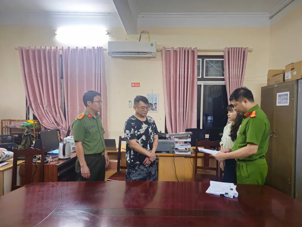 Cơ quan công an thi hành lệnh bắt giữ đối với Nick Lim. Ảnh CAPT