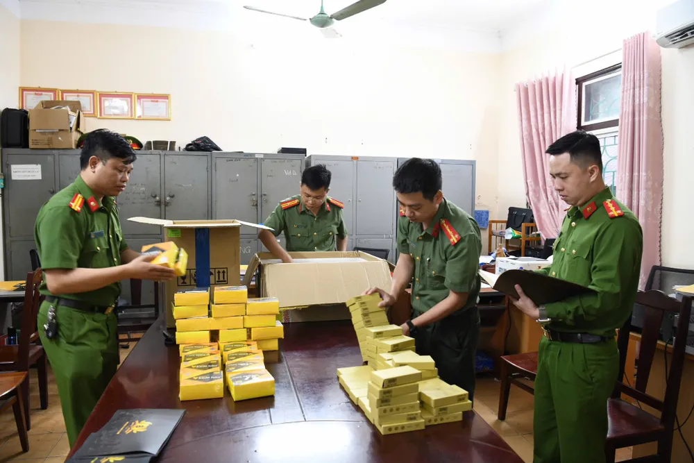 Các sản phẩm của Công ty TNHH thương mại đầu tư Bitney Việt Nam bị lực lượng công an thu giữ. Ảnh CAPT