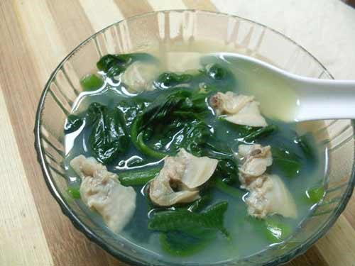 Canh ngao mồng tơi vừa có vị ngọt của ngao lại có vị thanh của rau. Hai nguyên liệu này kết hợp với nhau trở thành món ăn giàu dưỡng chất, thanh mát và hỗ trợ giảm cân hiệu quả. Ngao rửa sạch cho vào xoong luộc đến khi mở miệng. Giữ lại nước luộc ngao để nấu canh. Nhặt ruột ngao đem xào với hành cùng một chút nước mắm. Đổ lại nước luộc ngao vào xoong rồi đặt lên bếp. Khi nước sôi thì cho rau mồng tơi thái nhỏ và ngao đã xào vào đun. Canh sôi lại, nêm gia vị vừa miệng rồi múc canh ra bát.