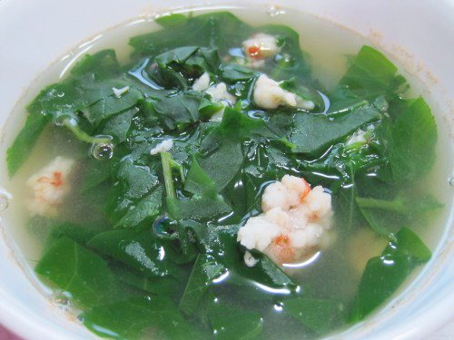 Canh tôm mồng tơi. Vị ngọt của tôm kết hợp với mồng tơi không chỉ giúp ngon miệng mà còn hỗ trợ giảm cân hiệu quả. Tôm lột bỏ vỏ, rút bỏ chỉ đen trên lưng rồi rửa thật sạch với nước. Để tôm ráo nước và cho tôm vào cối, thêm một ít hành khô rồi giã dập. Ướp tôm với một ít muối, hạt nêm, tiêu xay. Phi thơm hành tím băm với dầu ăn, sau đó cho phần tôm sú đã ướp gia vị vào xào xơ đến khi thịt tôm săn lại. Chế vào nồi một bát tô nước lọc và đun sôi. Khi nước sôi cho rau mồng tơi đã thái nhỏ vào nồi. Canh sôi lại thì nêm gia vị vừa ăn và tắt bếp.