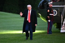 Giới đầu tư tiền ảo đổ xô về sân golf của ông Trump tham dự bữa tối meme coin 148 triệu USD