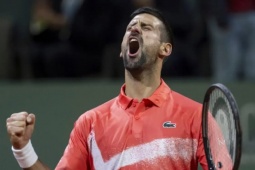 Djokovic đập gãy vợt khi " đòi nợ " Arnaldi, dâng trào cảm xúc sinh nhật
